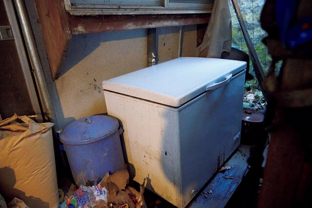 さばいた肉を保存しておく大型の冷凍庫。山小屋のリビングで、これ以外に電化製品と呼べるものは電球くらいだろうか