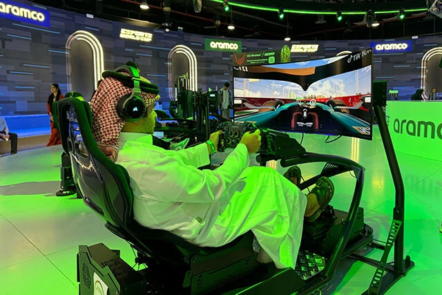 サウジアラムコ提供のF1シミュレーター。リアル志向のためか、ボタンが多くて、普通のレーシングシミュレーターよりも難しい印象