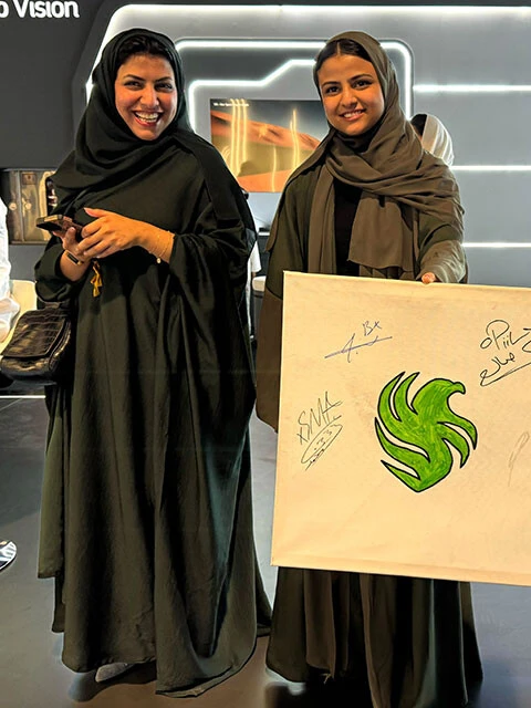 同チームのスター選手にサインをもらってうれしそうな20代のサウジアラビア人女性ふたり