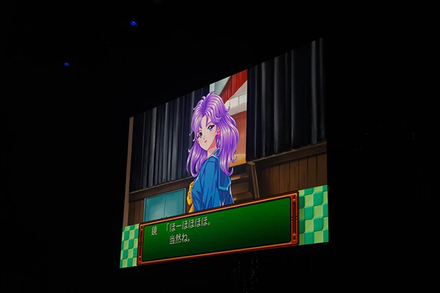 ライブの合間に流れる映像はゲーム画面の再現で、次の出演者の予告になっている