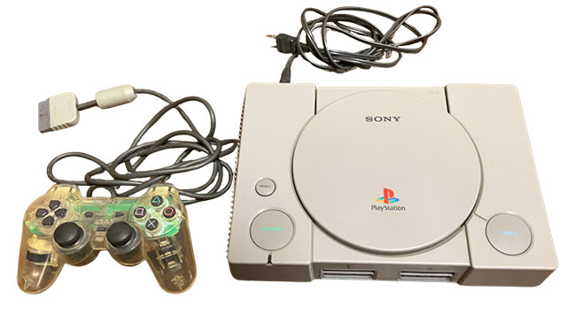 【1994】PlayStation（12月3日発売）当時ソニーの久夛良木健氏がリーダーとなって、東芝の半導体研究員の大橋正秀氏などあらゆる技術者が集まって開発した。ハードに特化してきたソニーは積極的なソフト開発支援策を展開し、『サルゲッチュ』などのヒットタイトルを連発した
