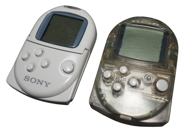 【1999】PocketStation（1月23日発売）シリーズ初の携帯ゲーム機。ゲームデータをセーブするメモリーカードがゲーム機になった。特に『どこでもいっしょ』は社会現象となり、主人公・トロも広く認知され、ソニーはゲームメーカーという地位を確立した