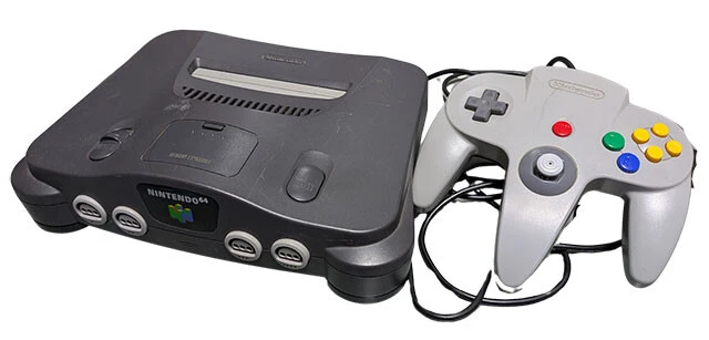 【1996年】(6月23日発売)NINTENDO64《国内販売台数》554万台/任天堂初の3DCGゲーム機。描画能力は高かったが、開発ハードルも高くソフトが集まりづらかった。3Dを浸透させるための3Dスティックを搭載しつつ、十字キーを残したコントローラーの評価は高い