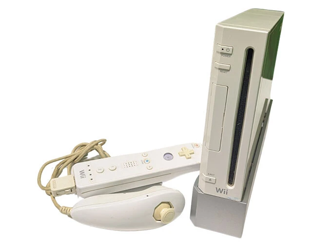 【2006年】(12月2日発売)Wii《国内販売台数》1275万台/発売当初の価格は1万5000円(税別)。2画面でタッチパネルを搭載した携帯機。「DS」「DS Lite」までは「アドバンス」との互換性がありゲームボーイシリーズの後継機と誤解されがちだが、当時はゲームボーイとは異なる任天堂"第3の柱"として展開された