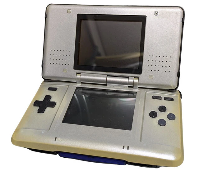 【2004年】(12月2日発売)ニンテンドーDS DSLite/DSi/DSi LL《国内販売台数》3299万台/発売当初の価格は1万5000円(税別)。2画面でタッチパネルを搭載した携帯機。「DS」「DS Lite」までは「アドバンス」との互換性がありゲームボーイシリーズの後継機と誤解されがちだが、当時はゲームボーイとは異なる任天堂"第3の柱"として展開された