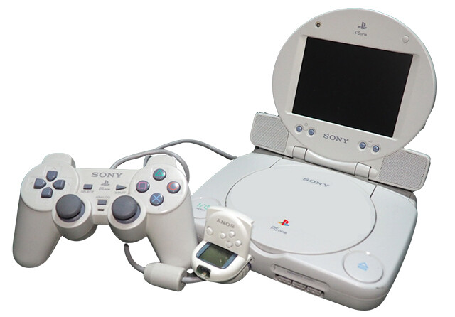 【2000】PS One（7月7日発売）幾度もモデルチェンジをした末の廉価版。別売りでドッキング可能な液晶モニターも発売した。しかし、同年3月に「PS2」を出していたので世間的には注目されなかった