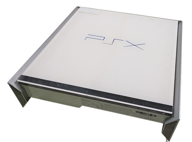 【2003】PSX（12月13日発売）「PS2」にハードディスクレコーダーを搭載した「テレビ録画もできるゲーム機」。このハードからソニー製品でおなじみの「クロスメディアバー」が導入され、2015年頃までソニー製品の大半に導入されていた。録画もできるPlayStationというコンセプトは後にトルネ、ナスネへと引き継がれる