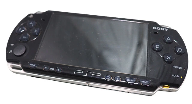 【2004】PSP（Play Station Portable）（12月12日発売）「21世紀のウォークマン」とうたわれた「PSP」では、ゲーム、映像、音楽が取り込める光ディスクUMDを採用。Wi-Fiを用いたインターネットブラウザやオンライン対戦なども可能に