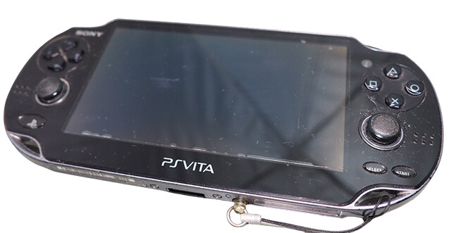 【2011】PlayStation Vita（12月17日発売）「PSP」の後継機として発売されたものの互換性がなく、豊富な「PSP」ソフトで遊べないという痛手に加え、「ニンテンドー3DS」の勢いやスマホゲームの普及にのまれた