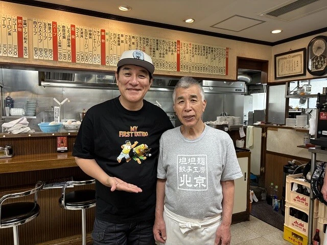 店主の尾池久男さんと。「もやしソバの連載だけど、この店のタンタンメン超うまいです」