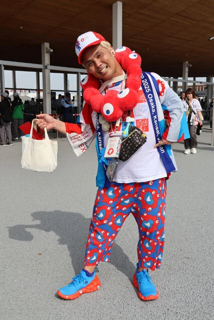 全身ミャクミャクの虫明良太郎さん