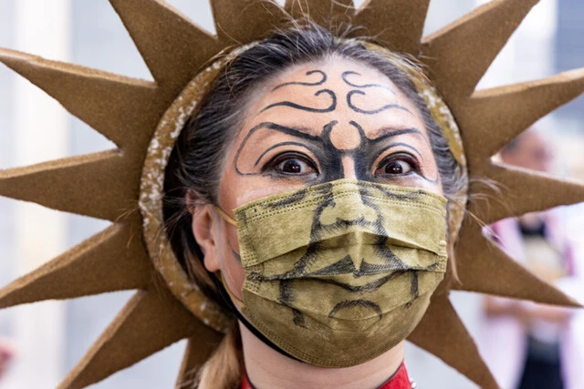 信者歴38年の大ベテランの女性。自身がはじめてハマった第四大教典（アルバム）『BIG TIME CHANGES』のアルバムジャケットに写っている「太陽」を模しているそうだ（撮影／グレート・ザ・歌舞伎町）