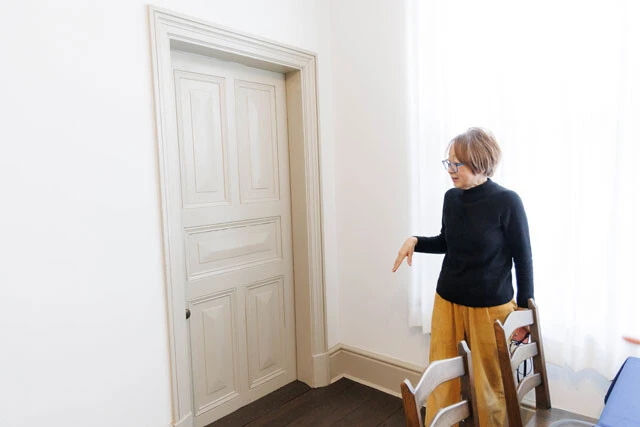 当時の日本人は身長が低かったためか、ドアノブは低い位置に。多くの場所で改修が必要だったが、当時の趣（おもむき）を残している