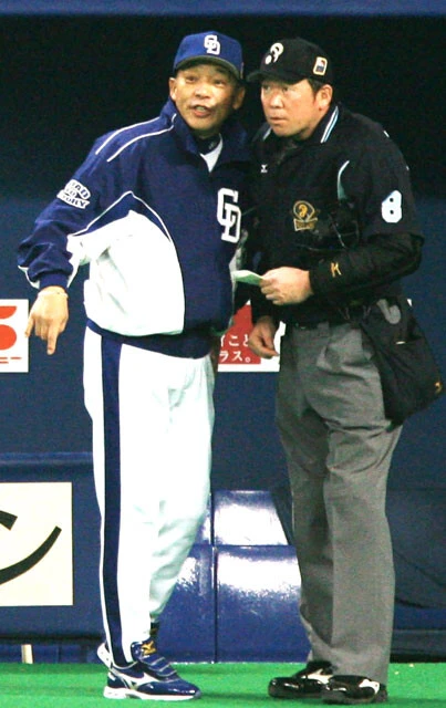 2007年の中日vs日本ハムの日本シリーズ第5戦、8回までパーフェクトピッチングを展開していた好投の山井の交代を告げる中日・落合監督（写真：共同）