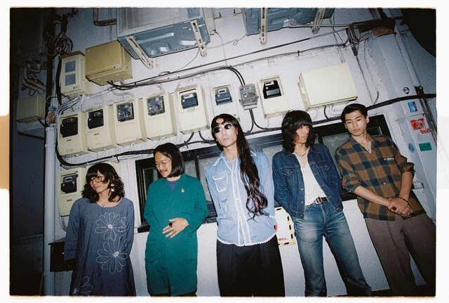 左から、小野寺だいき（Ba）、藤野真之介（Dr）、山下大輝（Vo）、小杉宗太郎（Gt）、髙田勘吉（Gt）