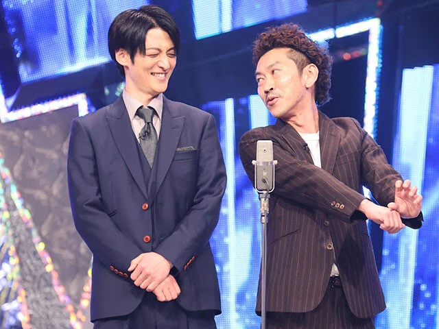 架空の変な人物を紹介する漫才で会場は爆笑。キラーフレーズは「本当においしい肉は硬くてマズい！」©フジテレビ