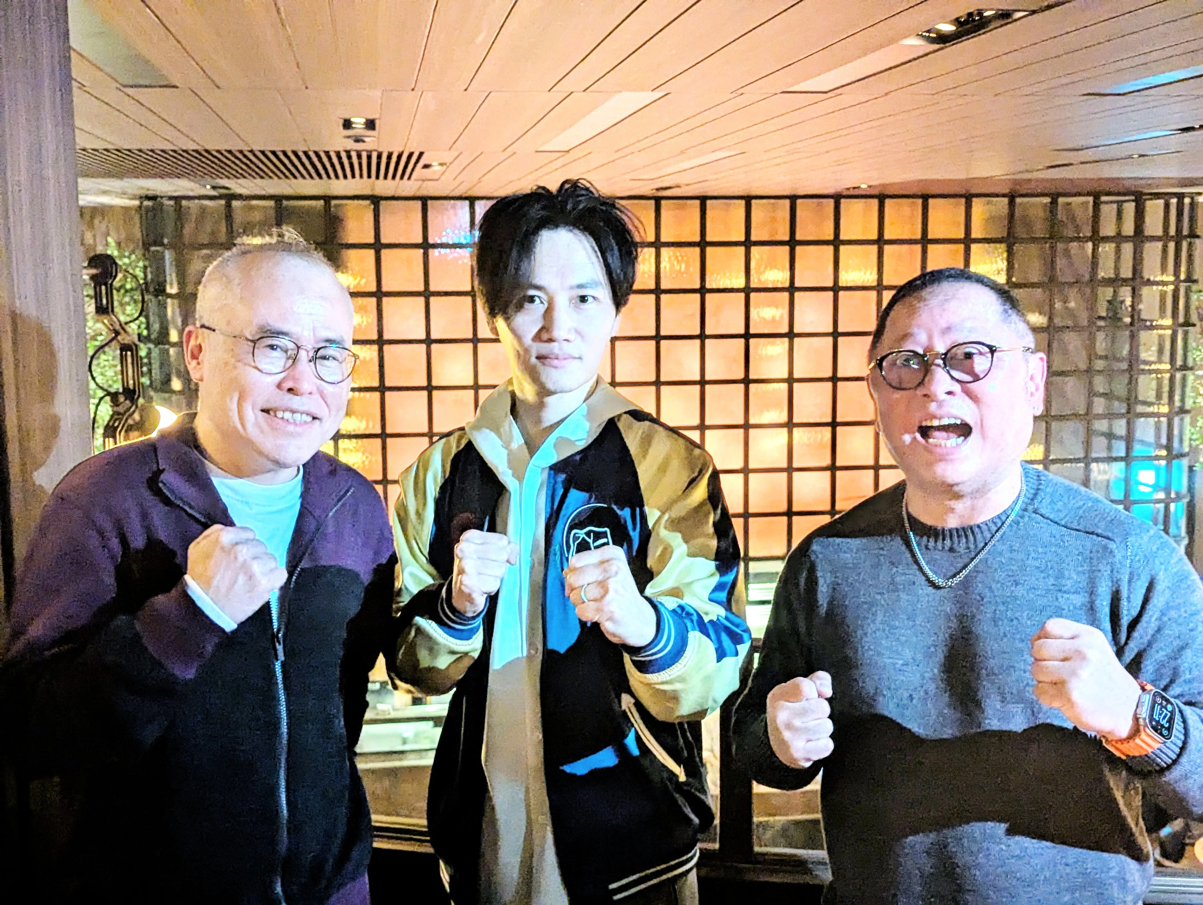 ゆでたまご両先生（左、中井義則・右、嶋田隆司）とAPAZZI氏