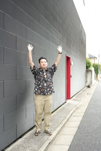 宇宙パワーを感じようとしている西堀