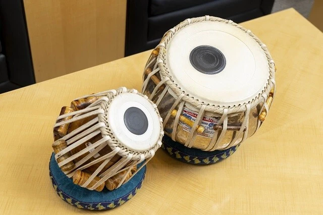 楽器　タブラ インドではメジャーな楽器「タブラ」って何？ タブラ奏者・U