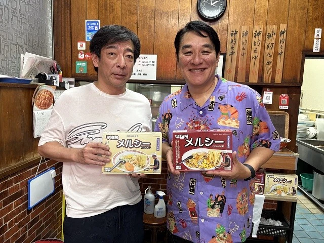 「おいしい食べ方があって、酢とラー油を入れるんですよ」と常連客の若林さん