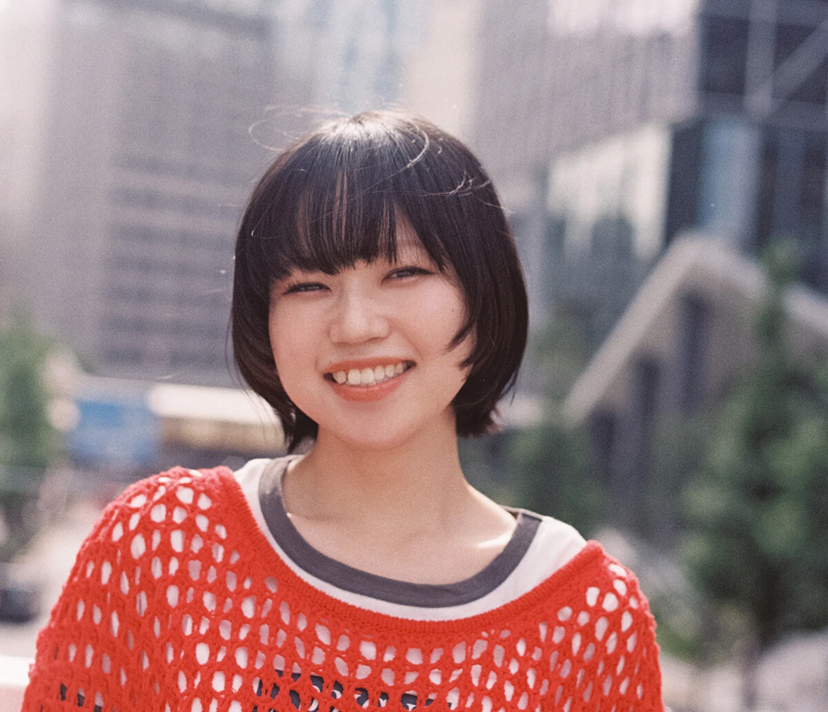 世界中から注目を集める4ピースバンド、ハク。彼女たちの音楽はなぜ懐かしくも新しいのか