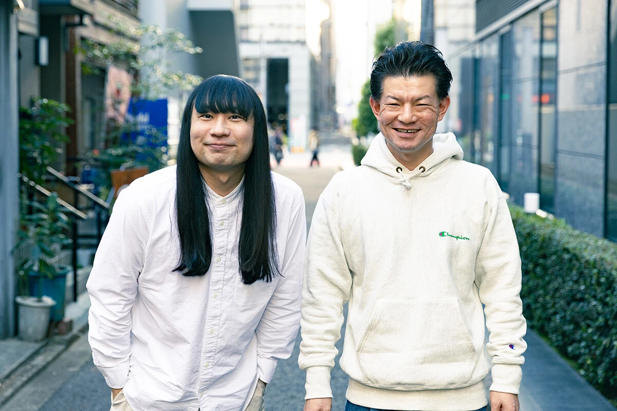 ネコニスズのふたり。ボケ担当の舘野忠臣（左）とツッコミ担当のヤマゲン（右）