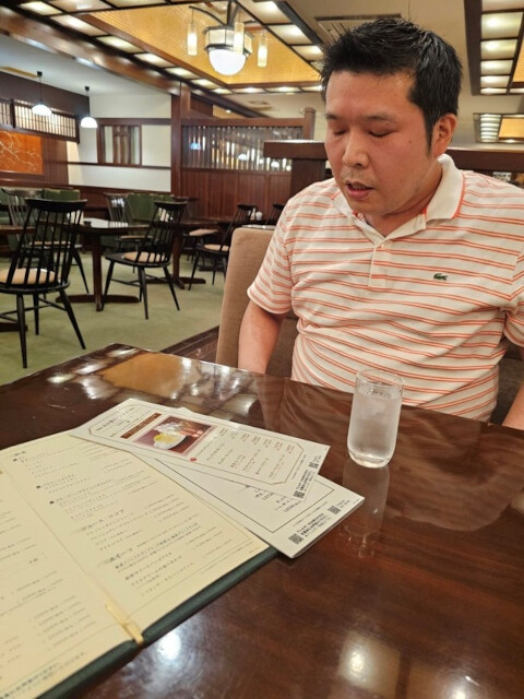 2024年6月11日、新宿の街をわずか300メートル歩いただけで、石川キンテツ氏は息を切らしていた