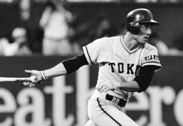 1977年8月2日のヤクルト戦、1回裏巨人1死満塁でライト線に先制の二塁打を放つ柳田俊郎（写真：共同）