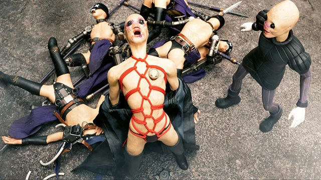 敵役、ギュラ教の教祖・プリオン。亀甲縛りで体内の"あるもの"が現れるのを抑えている