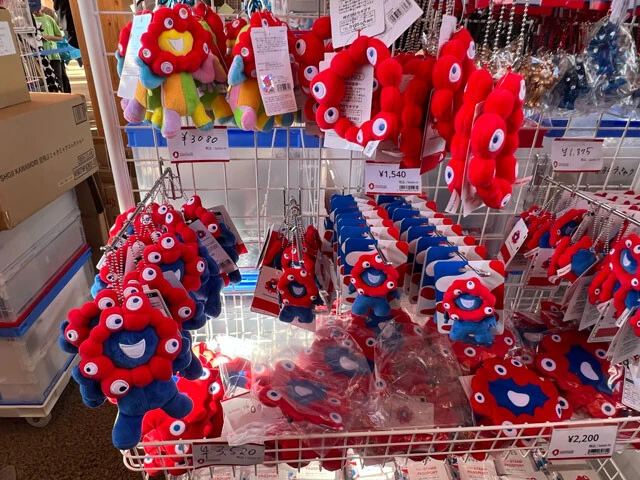 さまざまなキャラクターとのコラボや色も変幻自在なので、ミャクミャクグッズは人気を広げていった