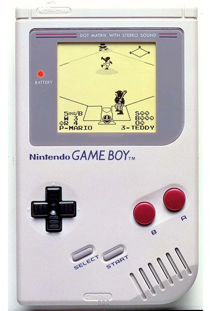 【1989年】(4月21日発売)ゲームボーイ ポケット/ライト/カラー《国内販売台数》1242万台/発売当初の価格は1万2800円(税別)。画面をモノクロにしたのは緻密に練られた戦略だった。カラー液晶で電池の消耗を早くしてしまうより、長く楽しめることを優先したことが功を奏してヒットした
