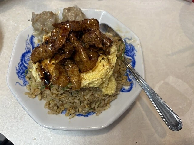 食事でも、おつまみでもいける「肉玉チャーハン」(1150円)