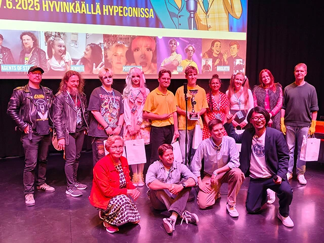 6月7日、フィンランド南部にある都市ヒュヴィンカーで実施されたアニメ・マンガのイベント「Hypecon（ヒュペコン）」のステージの一部として、フィンランド初の漫才コンテスト「ヒュペコニン・マンザイ・キルパイル」が開催された