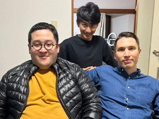 童貞の研究のため、21年当時ぐんぴぃ氏が芸人仲間と暮らしていた「キモシェアハウス」に滞在していたピーター博士。ぐんぴぃ氏の相方である土岡哲朗氏（写真中央）とも親交は厚い　写真提供／上田ピーター