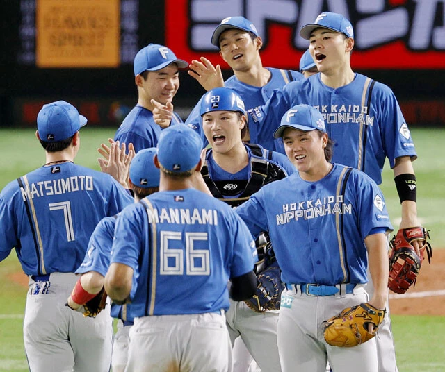 今年10月18日に行われたパ・リーグクライマックスシリーズ第4選にてソフトバンクに勝利し喜ぶ日本ハムナイン（写真：共同）