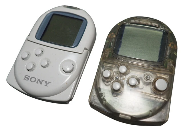 【1999】PocketStation（1月23日発売）シリーズ初の携帯ゲーム機。ゲームデータをセーブするメモリーカードがゲーム機になった。特に『どこでもいっしょ』は社会現象となり、主人公・トロも広く認知され、ソニーはゲームメーカーという地位を確立した