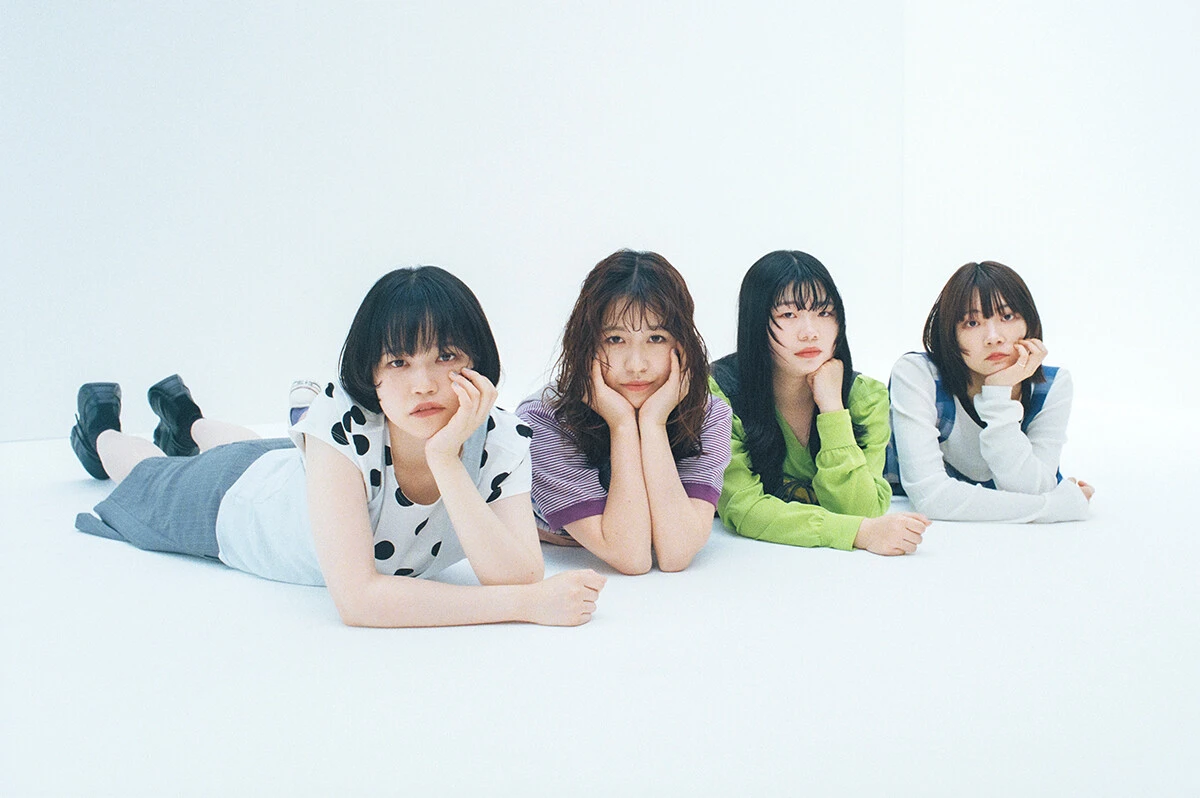 4ピースバンド「ハク。」のメンバー。左からあい（Gt.&Vo.）、まゆ（Dr.）、なずな（Gt.）、カノ（Ba.&Cho.）