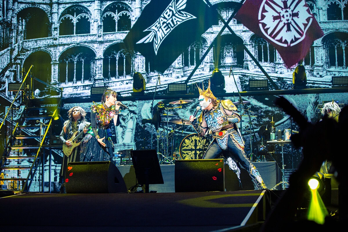 公演2日目「衝撃 -Impact-」のラスト「EL DORADO」での一幕。それまでの対決姿勢から一転、それぞれのアティテュードを認めあった２組は、万感の思いを乗せて絶叫し合う。ここに聖飢魔IIとBABYMETALの禁断の融合が果たされた