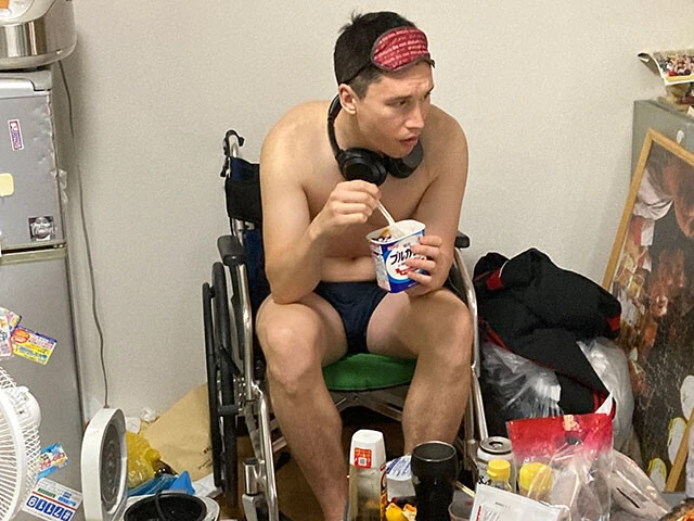 滞在終盤にはすっかり環境になじんでいた様子がうかがえる　写真提供／上田ピーター