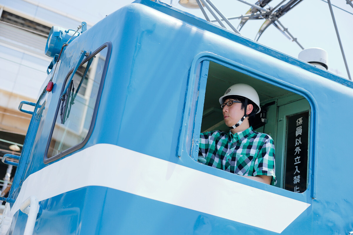 鉄道芸人ダーリンハニー吉川が初めての電気機関車運転に挑戦！「ベテラン車両で難しかったですけど、アナログ感がめちゃめちゃ楽しい！」