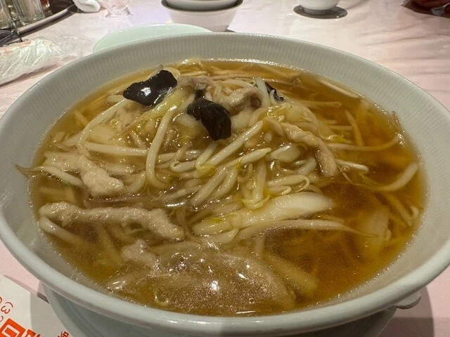 「もやしそば」（1380円）