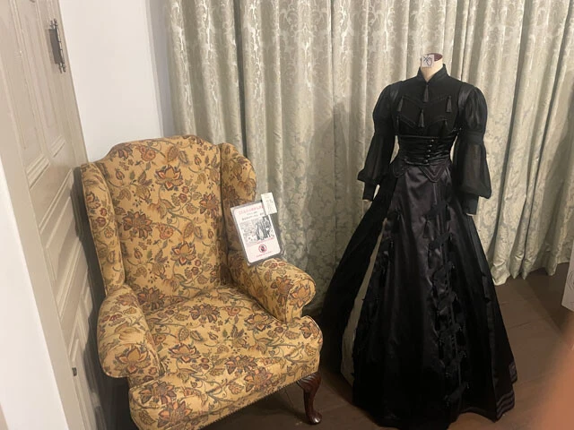 『黒博物館 三日月よ、怪物と踊れ』の主人公のひとり、エルシィのドレスも登場。貴重な展示に訪れたファンも驚いた
