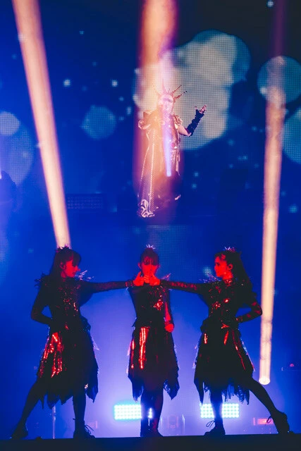 「DAY.1 遭遇 -Encounter-」と題された公演初日のハイライトシーン。BABYMETALが「イジメ、ダメ、ゼッタイ」をパフォーマンス注意に突如、デーモン閣下が光臨。まさかのコラボレーションにオーディエンスの怒号のような声援が飛び交った