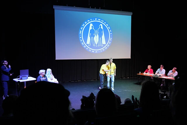 審査員は、フィンランドのコメディアン、公共放送の局員、日本の専門家・作家の3人