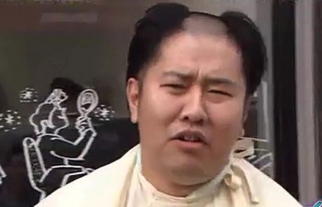 熱海で行なわれた初回の特番ロケで、髪を逆モヒカンにそった、とにかく明るい安村。出演者もスタッフもこのボケで番組の光明が見えたという