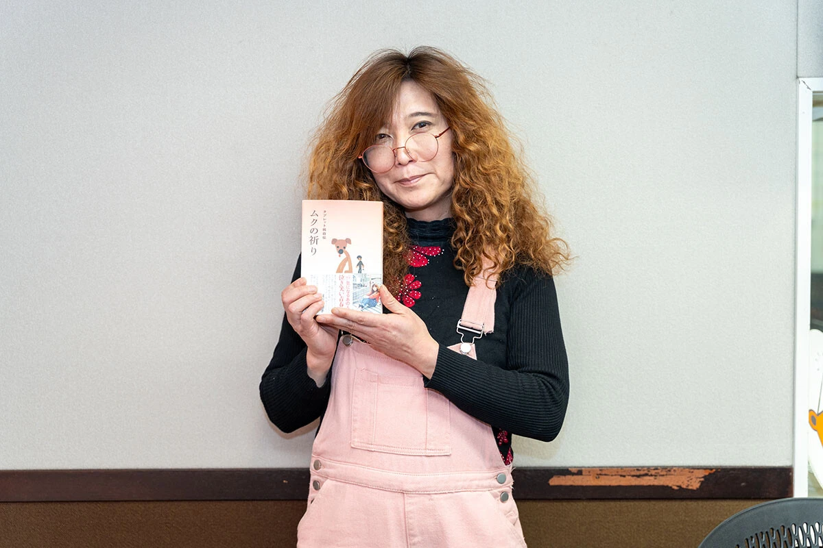 "ムード歌謡漫談"芸人・タブレット純の自伝本が「生きづらさを抱えるすべての人に刺さる」と話題に！