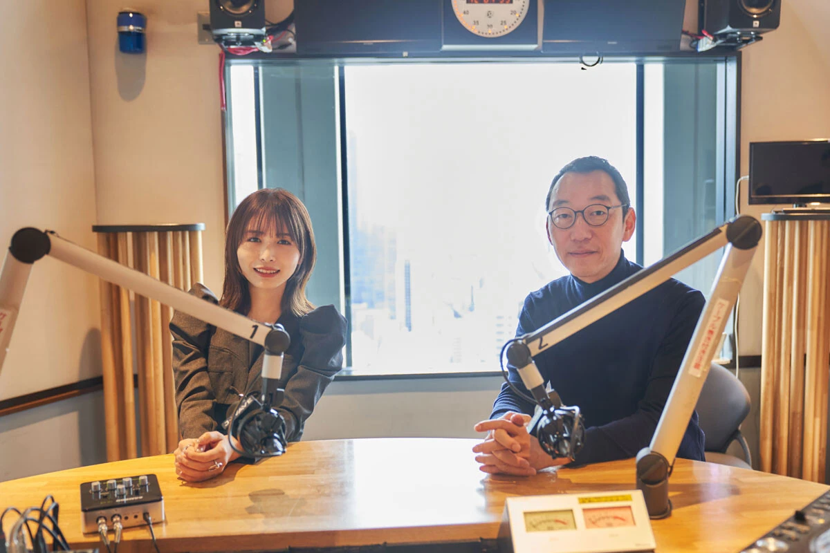 ラジオ番組のパーソナリティを務める長濱ねる（左）と山口周（右）