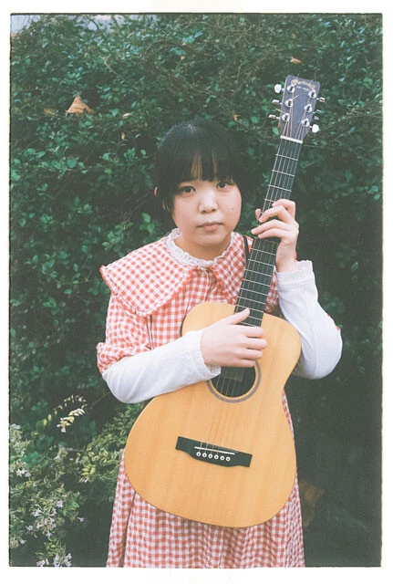 "令和のたま"の異名を持つソロシンガーはラブホの清掃員!?　2025年最もバズったインディーズアーティスト・古山菜の花「自分がいいと思う音楽を作り続けようという姿勢は、ずっと変わらないです」