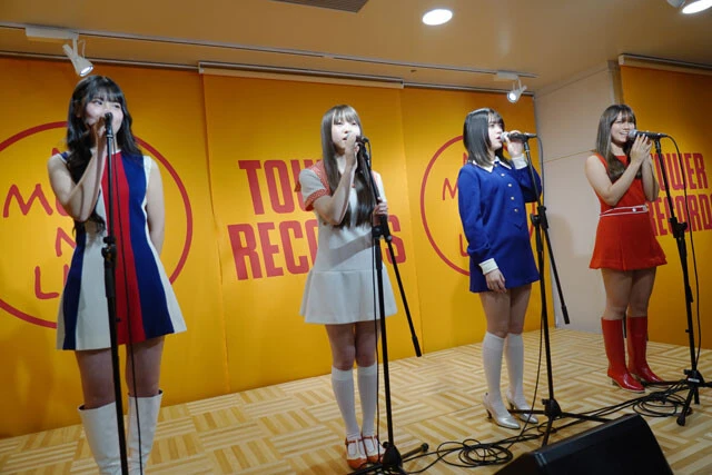 2025年4月1日タワーレコードでのインストアライブより。バンドサウンドをバックに可憐な歌声を響かせる(撮影/関根弘康)