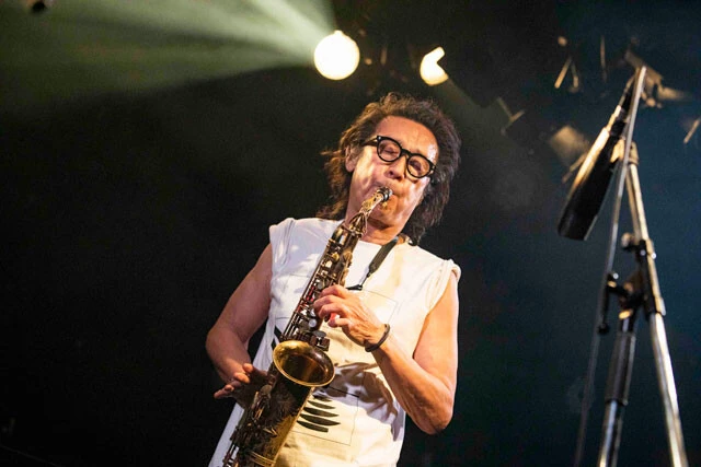 自身のバンド・Hmでサックスを演奏する立花ハジメ(2025年1月22日 東京・渋谷CLUB QUATTRO・以下同)